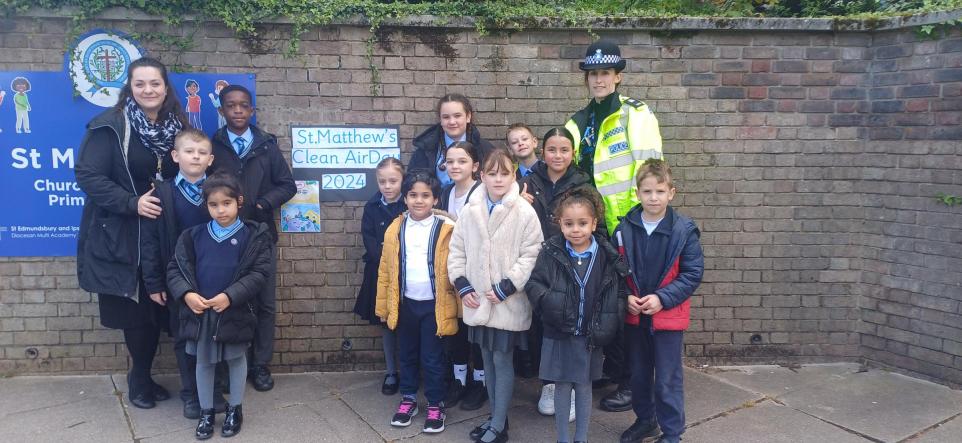 Children with police on clean air day